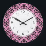 Das Schlafzimmer des Mädchens, Große Wanduhr<br><div class="desc">Elegantes Damastmuster. Kundengerechte Hintergrundfarbe. Wählen Sie genau den Schatten des Rosas oder anderer Farbe aus,  den Sie möchten.</div>