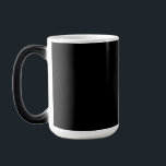 Das Schwarz-Weiß-Foto eines Vintagen Verwandlungstasse<br><div class="desc">Dieses monochrome Stadtbild mit einem klassischen Uhrenturm,  einer zeitlosen Sehenswürdigkeit in der historischen Architektur der Stadt,  ist ein Schritt zurück in die Vergangenheit. Entdecken Sie die Schönheit dieses berühmten Zeitstücks in Schwarz und Weiß</div>