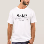 Das Shirt des Bräutigams mit einem lustigen Zitat:<br><div class="desc">Das Shirt des Bräutigams mit einem lustigen Zitat: "Verkauft! Zur herrlichen Frau im weißen Kleid". Garantiert,  um Lachen zu machen.  Besonders geschaffen für ein Paar mit einer großen Richtung des Spaßes.</div>