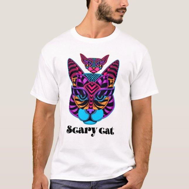 Das Shirt trägt das Design einer Katze (Vorderseite)