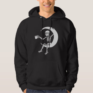 Das Skelett des Funny Coffee Lover sitzt auf halbe Hoodie