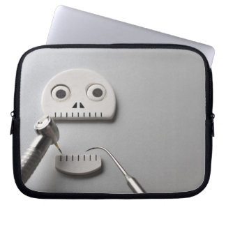 Das Skelett, in dem eine zahnärztliche Behandlung  Laptopschutzhülle
