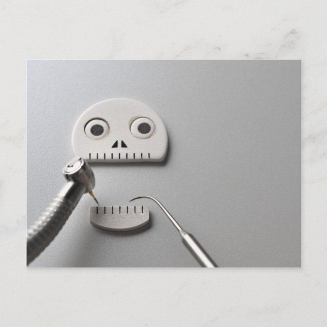 Das Skelett, in dem eine zahnärztliche Behandlung  Postkarte (Vorderseite)