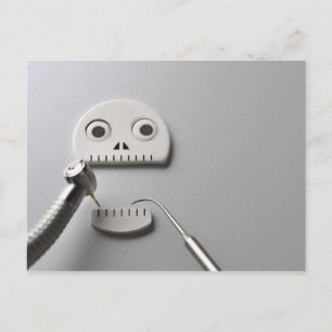 Das Skelett, in dem eine zahnärztliche Behandlung  Postkarte