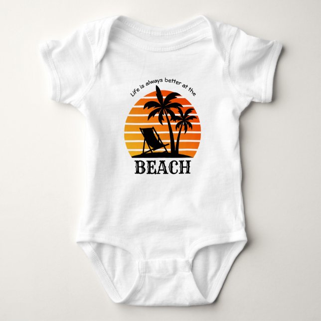 Das Sommerurlaubsleben am Strand ist immer besser Baby Strampler (Vorderseite)