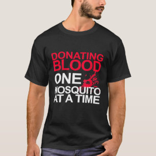 Das sonnige Camping spendet eine Mücke bei einer T T-Shirt