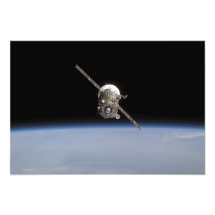 Das Soyuz TMA-11 Raumfahrzeug über dem horiz der Fotodruck