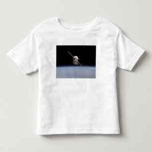 Das Soyuz TMA-11 Raumfahrzeug über dem horiz der Kleinkind T-shirt