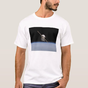 Das Soyuz TMA-11 Raumfahrzeug über dem horiz der T-Shirt