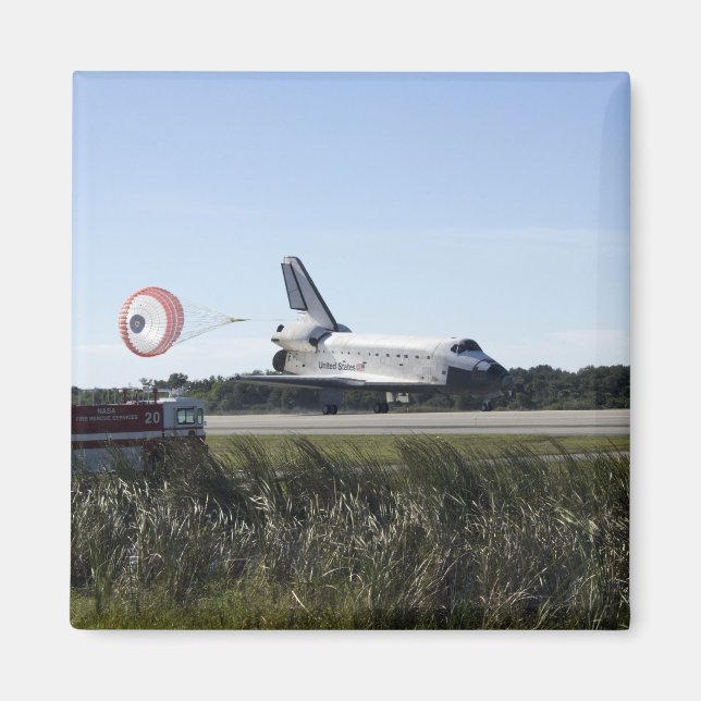 Das Space Shuttle Atlantis entfaltet seinen Drag R Magnet (Vorne)