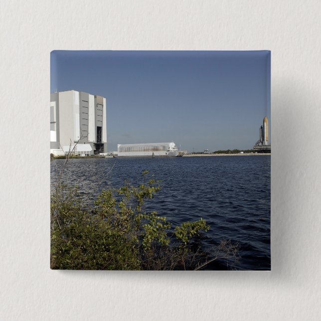 Das Space Shuttle Atlantis liegt über dem Becken. Button (Vorderseite)