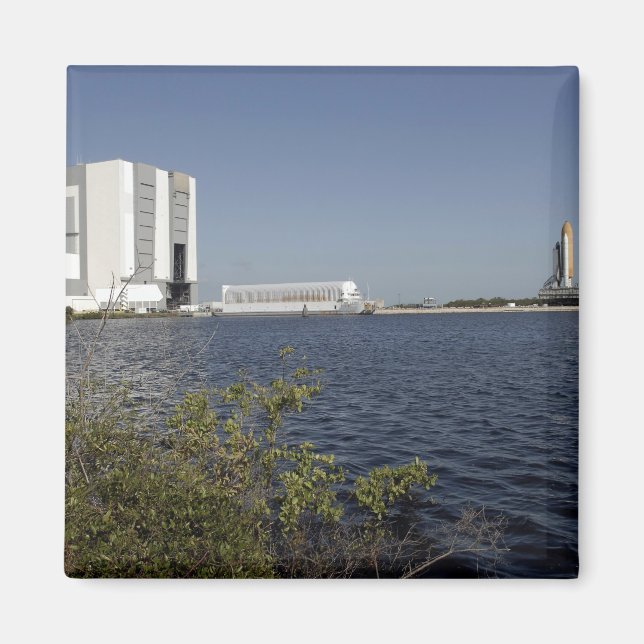 Das Space Shuttle Atlantis liegt über dem Becken. Magnet (Vorne)