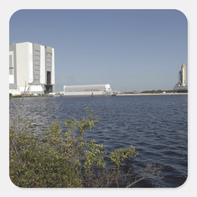 Das Space Shuttle Atlantis liegt über dem Becken. Quadratischer Aufkleber (Vorderseite)