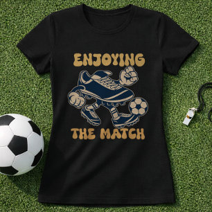 Das Spiel genießen Lustige Fußballschuhe Kunst T-Shirt