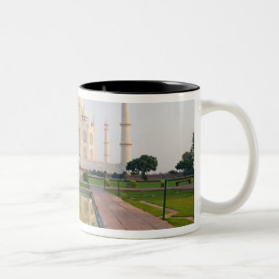 Das stille friedliche Taj Mahal bei Sonnenaufgang  Zweifarbige Tasse