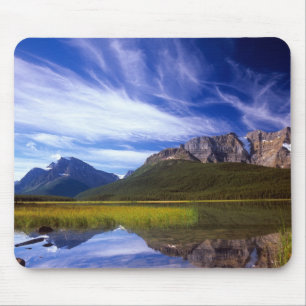 Das stille Wasser des Waterfowl Lake bildet eine Mousepad