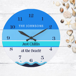 Das stilvolle Blue Stripes Wave Family Name Beach  Große Wanduhr