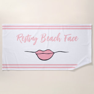Das Strandtuch ist weiß und rosa