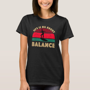 Das Surfen dreht sich alles um das Sonnenuntergang T-Shirt