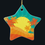 Das tropische Retro-Design des Sunset Beach Keramikornament<br><div class="desc">Mit einem Design eines Retro-tropischen Strandes bei Sonnenuntergang mit Palmen. Dieses Surfdesign ist in Rot,  Orange und Gelb gehalten und erinnert an einen tropischen Badeort mit heißen Sommertagen. Für Sonnenliebhaber,  Surfer und Sand und tropische Sonnenuntergänge.</div>