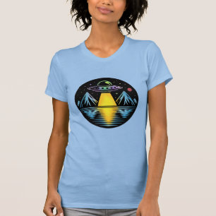 Das Ufo im Gebirge, das im Wasser reflektiert T-Shirt