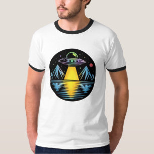 Das Ufo im Gebirge, das im Wasser reflektiert T-Shirt