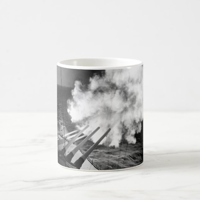 Das USS Missouri feuert 16 Zoll shell_War Bild ab Kaffeetasse (Mittel)