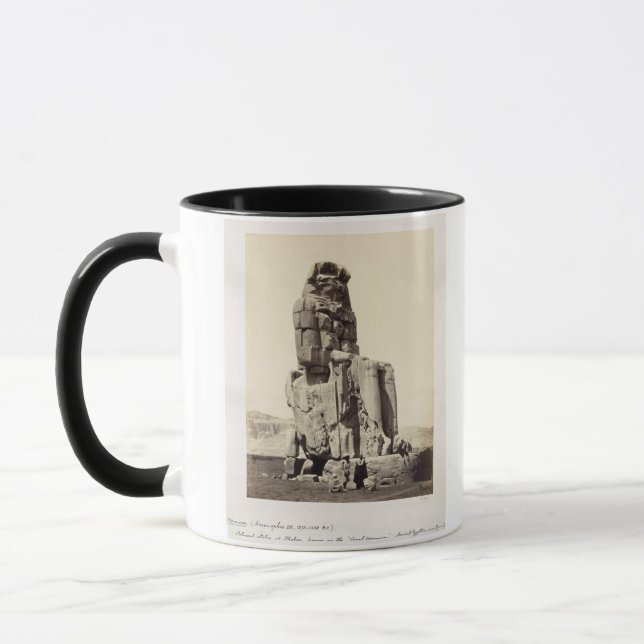 Das "vernehmbare Memnon", kolossale Statue von Tasse (Links)