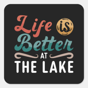 Das Wakeboard-Leben am See ist besser Quadratischer Aufkleber
