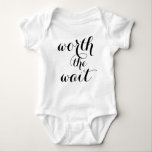 Das warte Baby Funny Niedlich Baby Baby Strampler<br><div class="desc">Dein kleines Baby wird so niedlich aussehen! Dieses spaßige Design enthält feinen Text, der in schwarz gedruckt wird, "worth the wait". Design ist für einen Jungen oder ein Mädchen geeignet, und machen Sie ein tolles Baby Duschgeschenk. Das Produkt ist in vielen verschiedenen Stilen und Größen erhältlich, um den Bedürfnissen Ihres...</div>