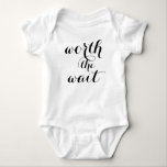 Das warte Baby Funny Niedlich Baby Strampler<br><div class="desc">Dein kleines Baby wird so niedlich aussehen! Dieses spaßige Design enthält feinen Text, der in schwarz gedruckt wird, "worth the wait". Design ist für einen Jungen oder ein Mädchen geeignet, und machen Sie ein tolles Baby Duschgeschenk. Das Produkt ist in vielen verschiedenen Stilen und Größen erhältlich, um den Bedürfnissen Ihres...</div>