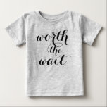 Das warte Baby Funny Niedlich Baby T-shirt<br><div class="desc">Dein kleines Baby wird so niedlich aussehen! Dieses spaßige Design enthält feinen Text, der in schwarz gedruckt wird, "worth the wait". Design ist für einen Jungen oder ein Mädchen geeignet, und machen Sie ein tolles Baby Duschgeschenk. Das Produkt ist in vielen verschiedenen Stilen und Größen erhältlich, um den Bedürfnissen Ihres...</div>