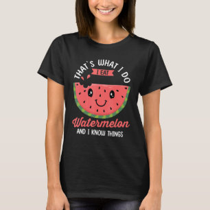 Das, was ich tue, esse ich Wassermelon und ich wei T-Shirt