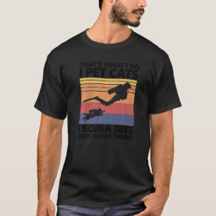 Das Was Ich Tue Ich Streichle Katzen Ich Tauche Un T-Shirt