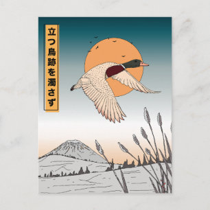 Das Wasser bleibt nach dem Flug eines Vogels erhal Postkarte