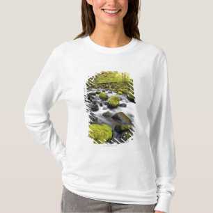 Das Wasser, das durch Moos fließt, bedeckte Felse T-Shirt