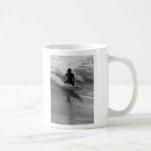 Das Wellenreiten im Graustufen Kaffeetasse