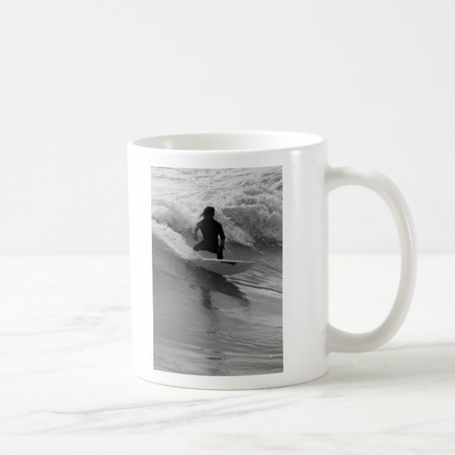 Das Wellenreiten im Graustufen Kaffeetasse (Rechts)