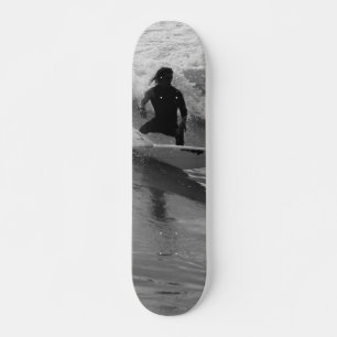 Das Wellenreiten im Graustufen Skateboard