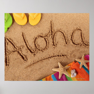 Das Wort Aloha geschrieben auf einem Sandstrand, m Poster