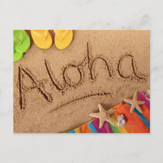 Das Wort Aloha geschrieben auf einem Sandstrand, m Postkarte