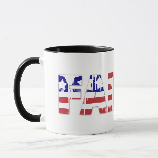 Das Wort "Glaube an die patriotische amerikanische Tasse (Links)
