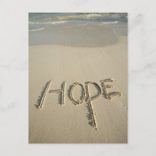 Das Wort "Hope" Sand am Strand mit Postkarte