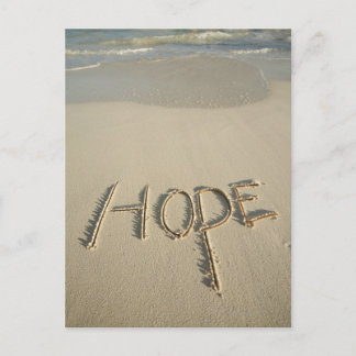 Das Wort "Hope" Sand am Strand mit Postkarte
