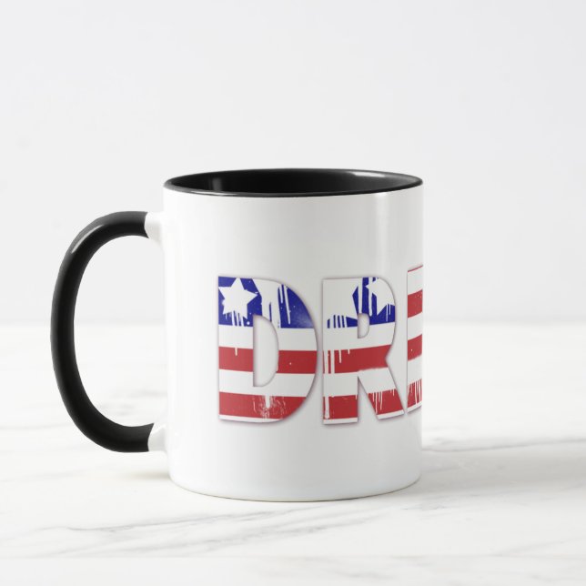 Das Wort Traum mit der patriotischen amerikanische Tasse (Links)