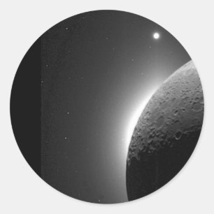 Das wunderschöne Bild der NASA, der Mond leuchtet Runder Aufkleber