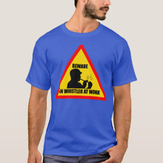 Das Zinn-Pfeifer der Männer am T-Shirt