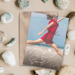 Dashing durch das Sand Beach Coast Foto Feiertagskarte<br><div class="desc">Entspannen Sie durch das Sand Handwriting Script, Coastal Nautical Beach Sand Dollar Foto Holiday Card. Weitere Designbearbeitungs-Optionen sind auf der Produktseite verfügbar. Die Hintergrundfarbe kann geändert werden. Fügen Sie Ihre eigenen Fotos und Texte hinzu. Einfach auf eigene Faust zu personalisieren. Mit Fett*fa*tin entworfen. Einfach mit eigenen Texten, Fotos oder Bildern...</div>