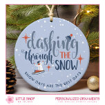 Dashing durch das Schnee-Winter-Foto Keramik Ornament<br><div class="desc">Feiern Sie die Weihnachtszeit mit diesem anpassbaren Weihnachtsschmuck, das eine skurrile Abbildung eines Kindes zeigt, das auf einem schneebedeckten Wintertag auf Schlitten fährt, gepaart mit eleganter Schriftzypografie, die lautet: "Dashing Through the Snow". Ändern Sie dieses Design, indem Sie Ihren eigenen Text auf der Vorder- und Rückseite hinzufügen, und laden Sie...</div>