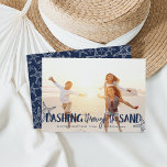 Dashing durch die Erde | Fotokarte für den Urlaub Feiertagskarte<br><div class="desc">Ideal für alle, die in tropischen Klimen wohnen oder ein beliebtes Strandurlaub-Foto teilen möchten, bietet unsere schicke Urlaubskarte "Dashing Through the Sand" als marinisches Übersichtstext mit Sternenbildern. Personalisieren Sie mit Ihren Namen und Gruß nach Ihren Wünschen (mit "Jahresgrüße" angezeigt) am unteren Ende. Karten kehren zu einem Muster von weißen Seestern...</div>